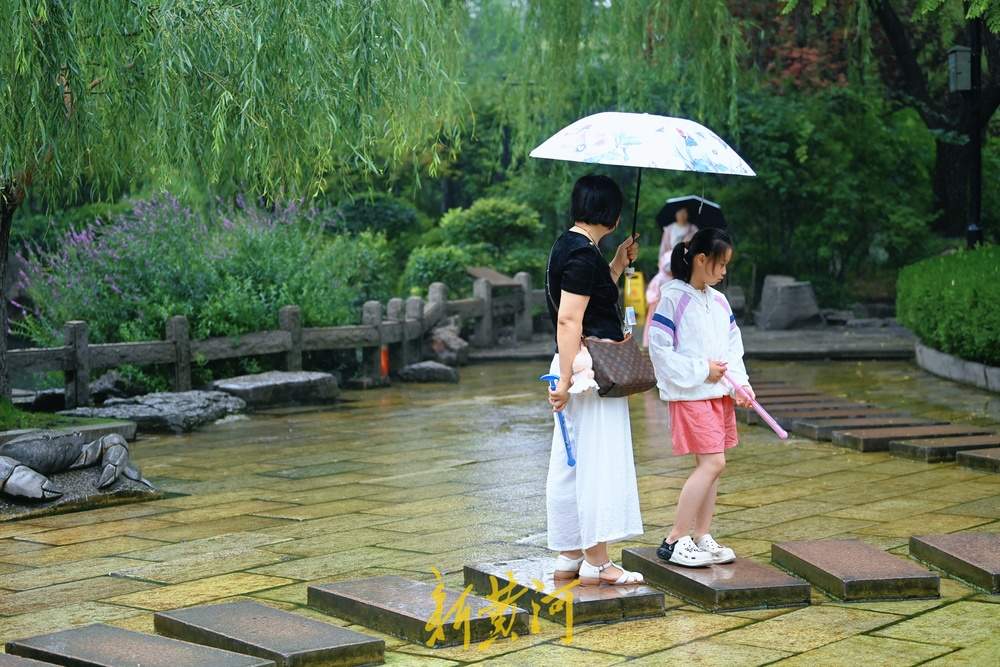 雨中戏水，别有童趣