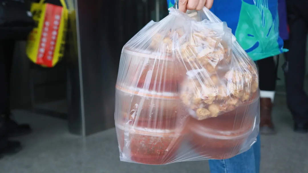 高铁站又现神秘打包盒，麻辣烫稳居“带货”榜首