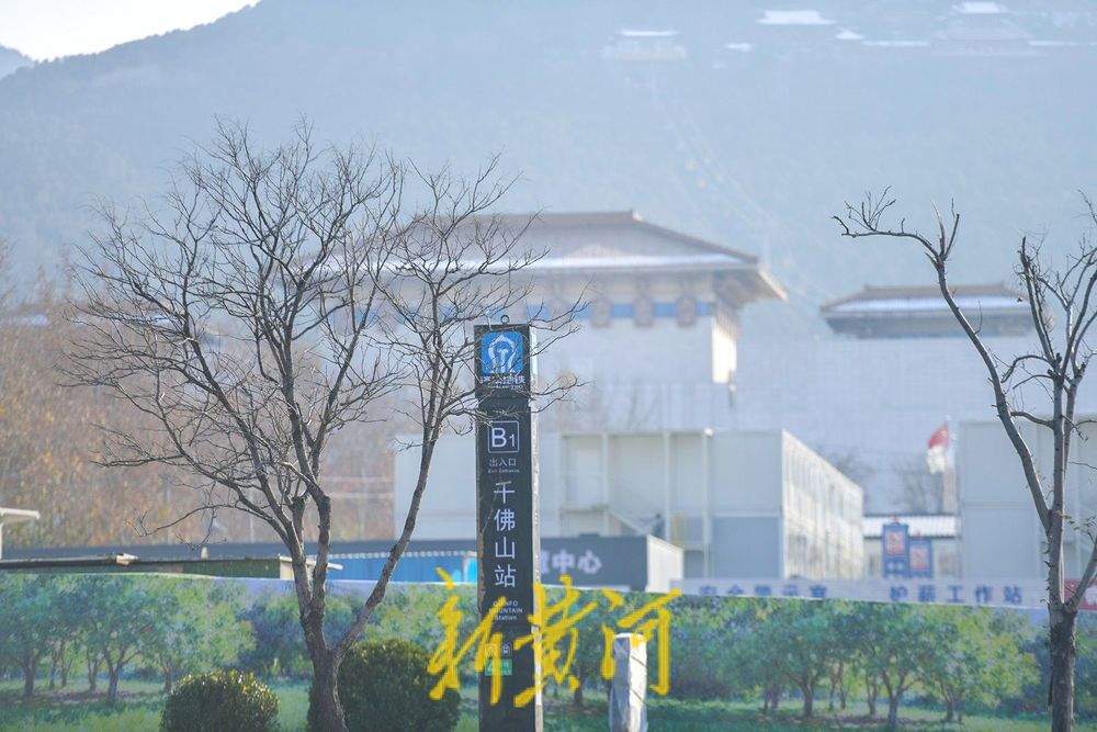 济南地铁4号线千佛山站出入口:可遥望群山美景