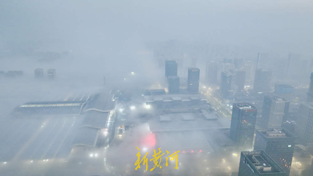 平流雾如被覆城 泉城清晨现朦胧奇景