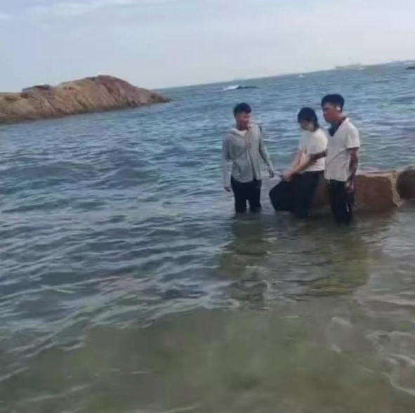 女游客被大浪打翻闹悬！他冲刺下海救人，鞋跑掉脚划伤