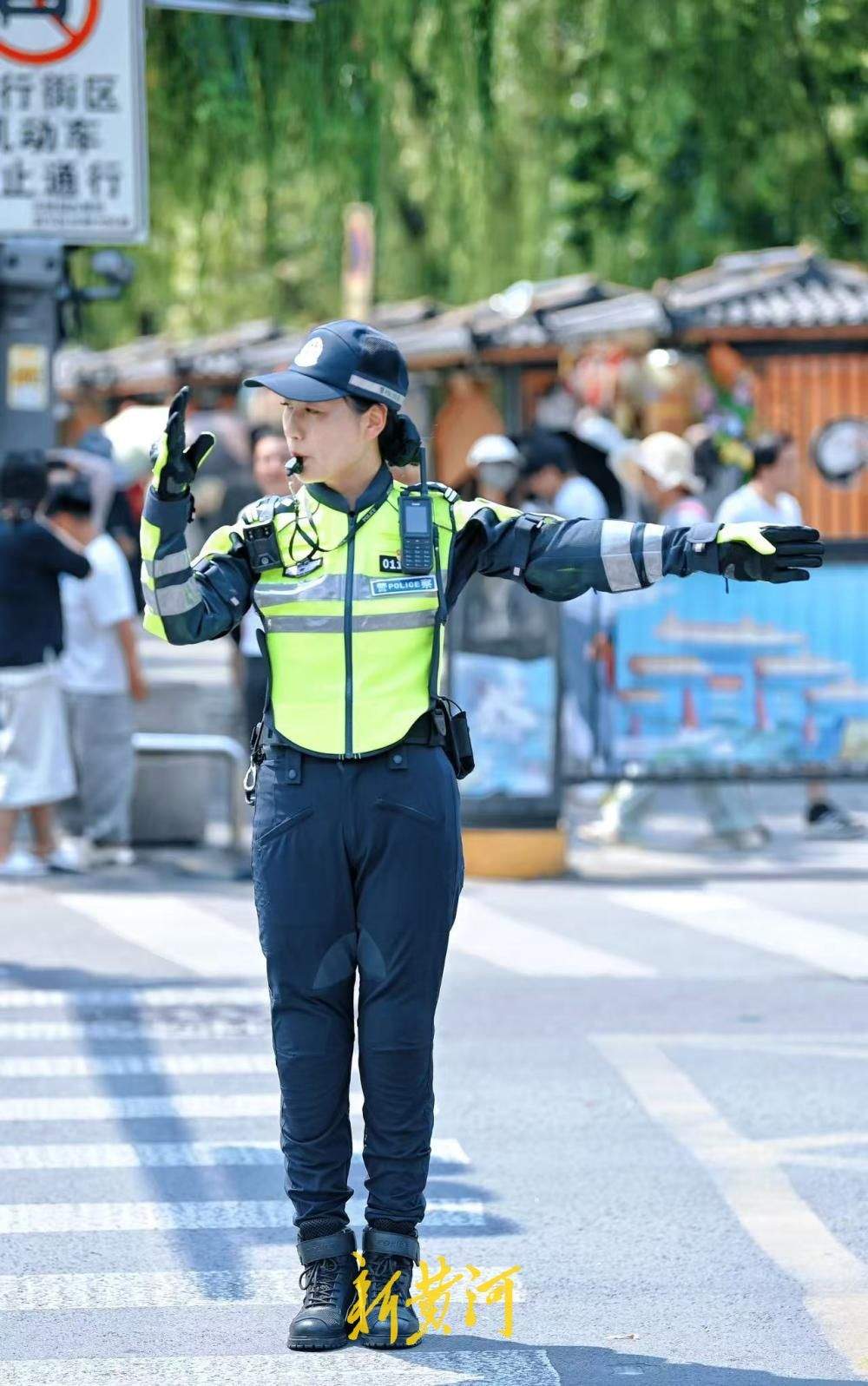 直面酷暑“烤”验 济南女交警穿梭车流护航泉水游
