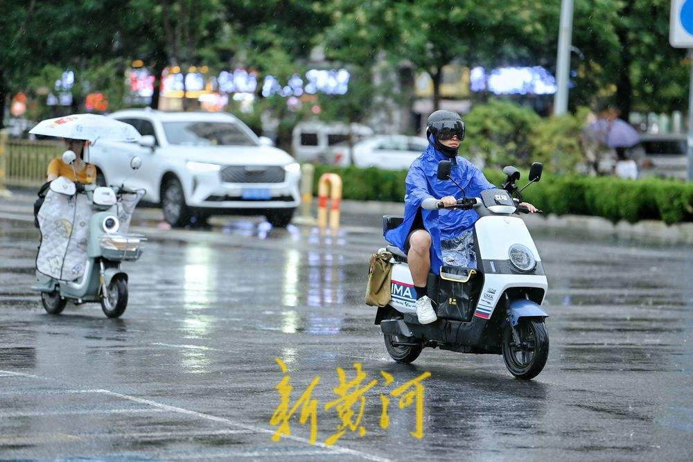 泉城晚高峰迎急雨 市民行色匆匆往家赶