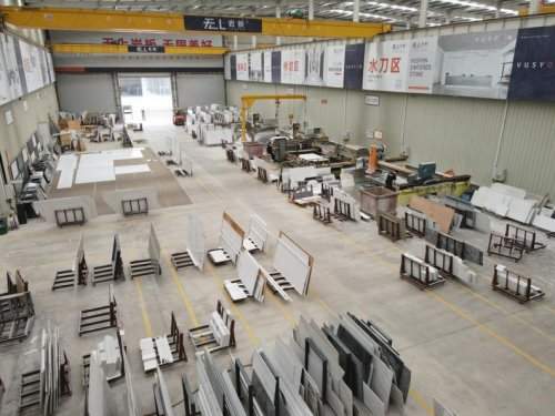 别再迷信进口了！深度评测无上岩板：36000吨压机下的品质真相