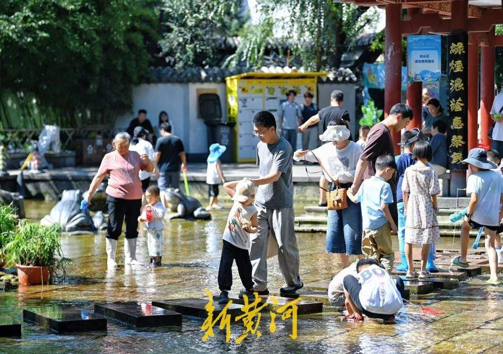 热闹中收官！五龙潭泉水畔上演欢乐亲子戏水图景