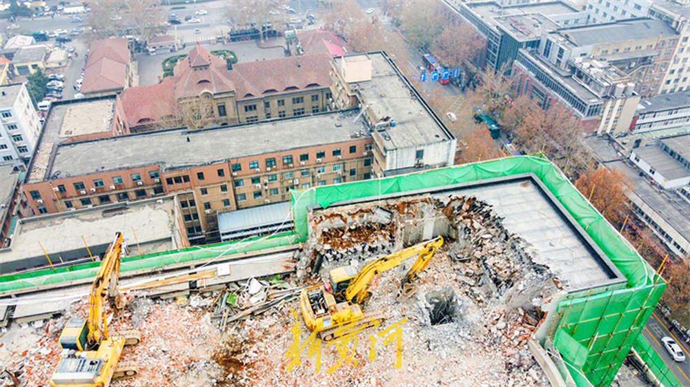 天龙大厦防护层“穿戴”到位，内部“掏空”逐层破拆