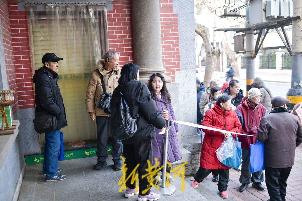 《乙巳年》特种邮票今天首发,济南邮迷排队购买,有人凌晨3点来排队