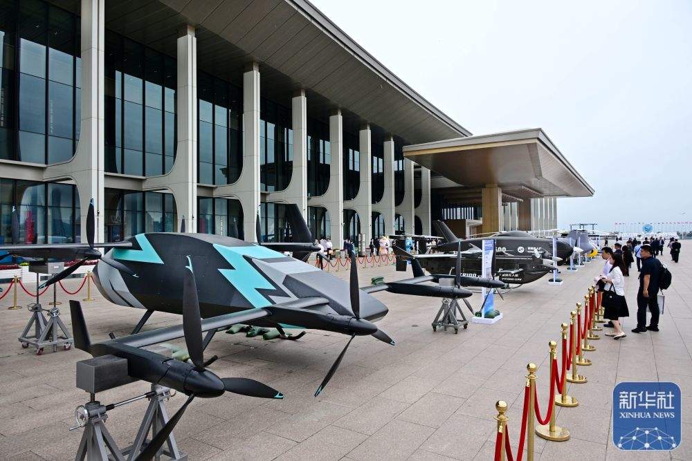 新华全媒+丨第六届跨国公司领导人青岛峰会开幕