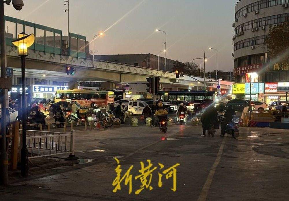 济南一小区广场变夜市，“网红”螺蛳粉摊主与业主起冲突，城管：取消经营