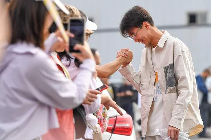 嚯！今天送考名场面，来了