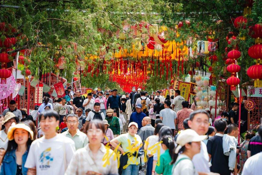 一年四季 泉在济南｜五一假期千佛山人气爆棚 文创市集演绎泉城新活力