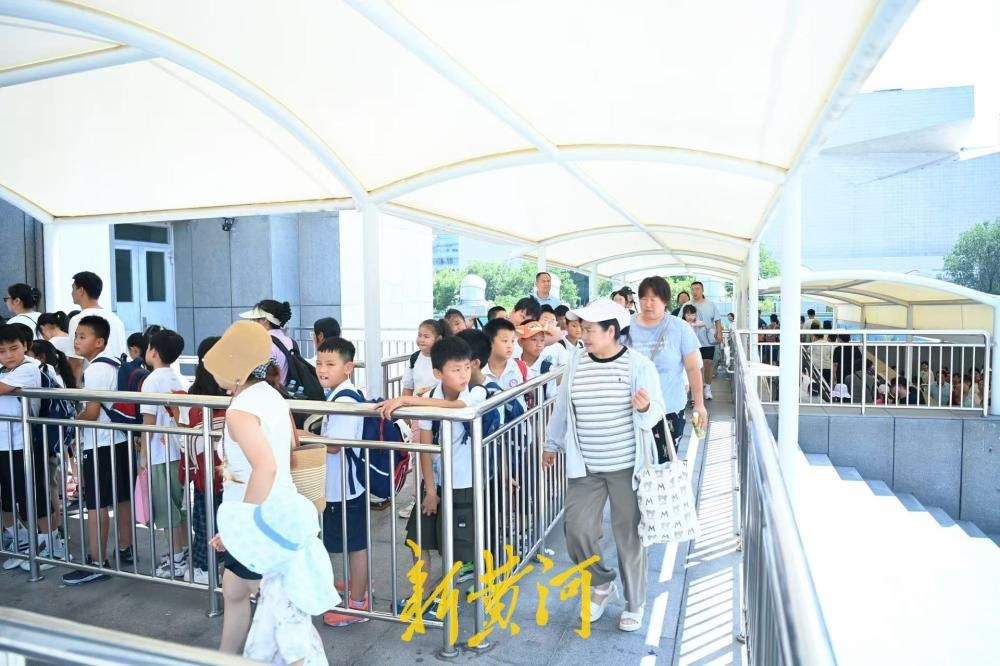 暑期过半热度不减 山东博物馆遮阳通道护航亲子观展
