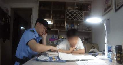“00”后学霸民警秒变“家教” 网友:还有什么是警察蜀黍不会的?