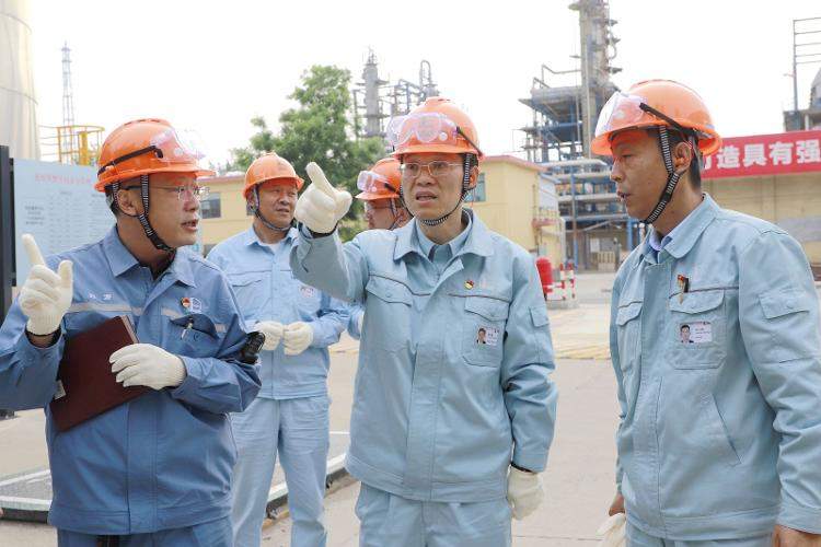 代表委员履职记丨李刚：以责任“炼化”未来 勇当石化潮头逐梦人