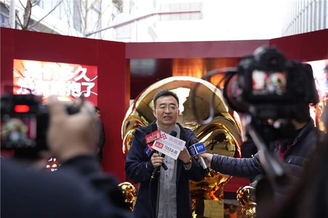 以“金”寄情，以“抱”拥暖，唤醒城市温度——中国金币“抱抱”主题快闪活动诠释东方情感哲学