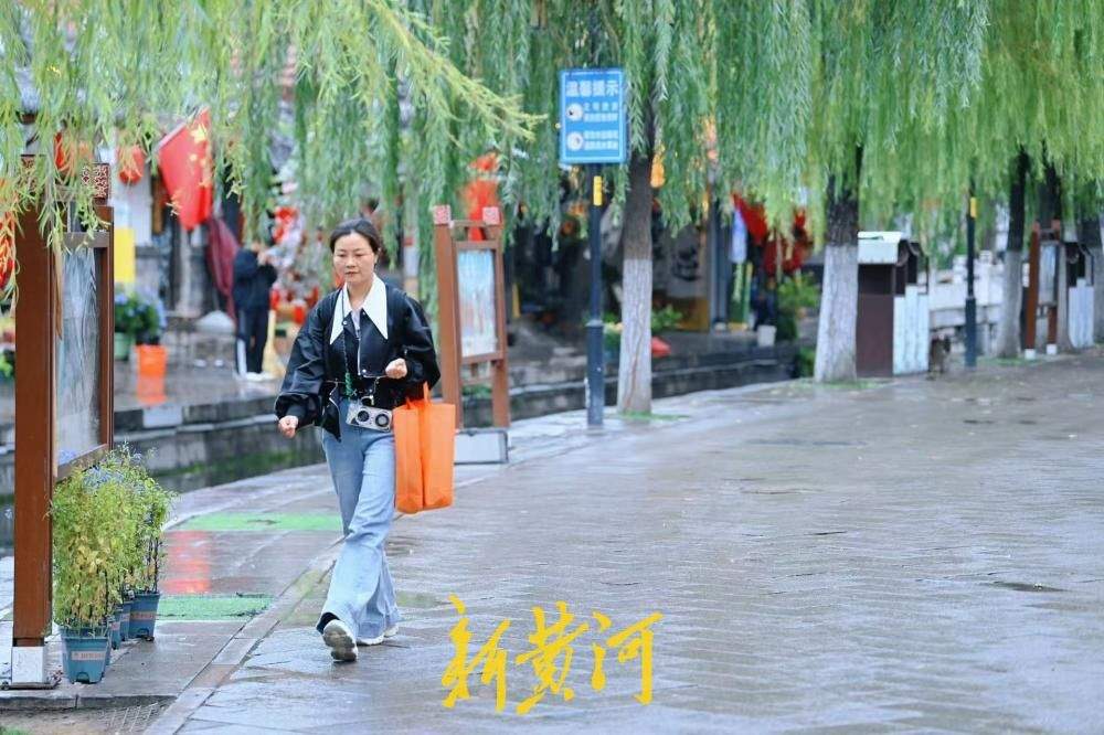 泉城秋凉气温骤降，明府城寻泉热度不减