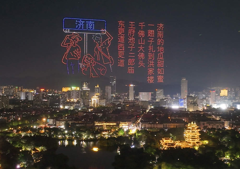 璀璨光影与湖景交融！3000架无人机绘就泉城新画卷