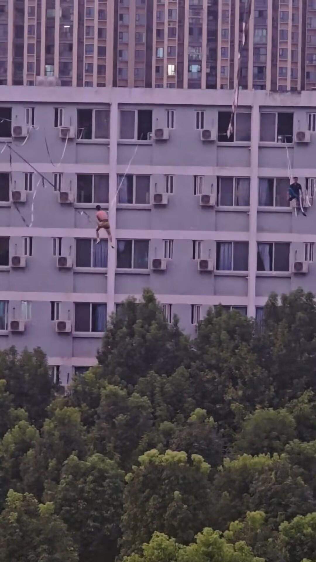 6楼高空走扁带！四川一高校现“空中走廊”，校方：有安全保障措施