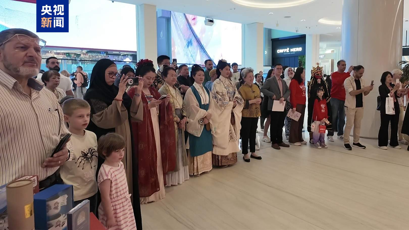 马年春晚闪耀全球最大商场 迪拜沉浸式品味中国“文化年夜饭”