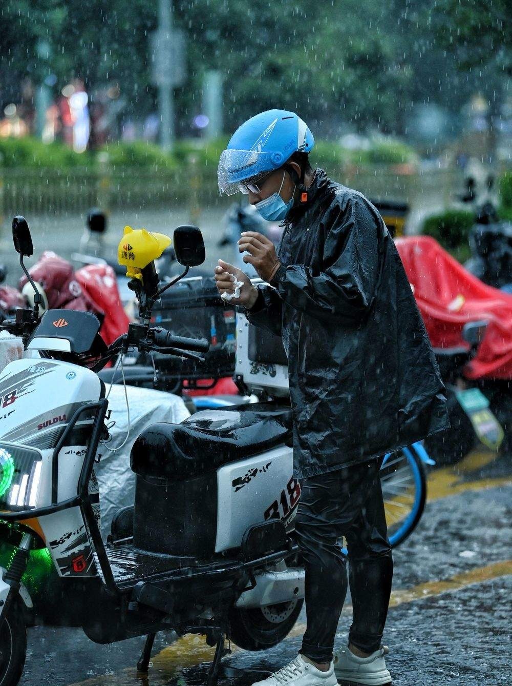 济南大雨来袭，外卖小哥街头奔跑送餐