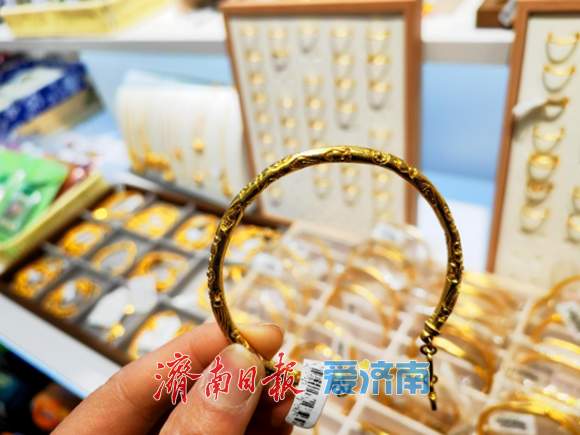 融媒·深调查丨“吒儿”周边火爆的同时，正版手办一“吒”难求： IP经济，这个富矿 怎么挖 ？