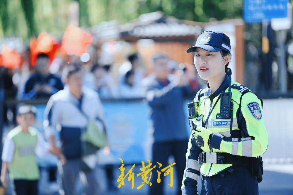 飒爽女警在岗护航，守护济南大明湖畔假日出行路