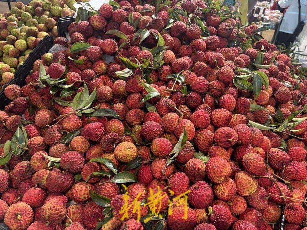 济南各大商超荔枝热销，预计价格还会继续降