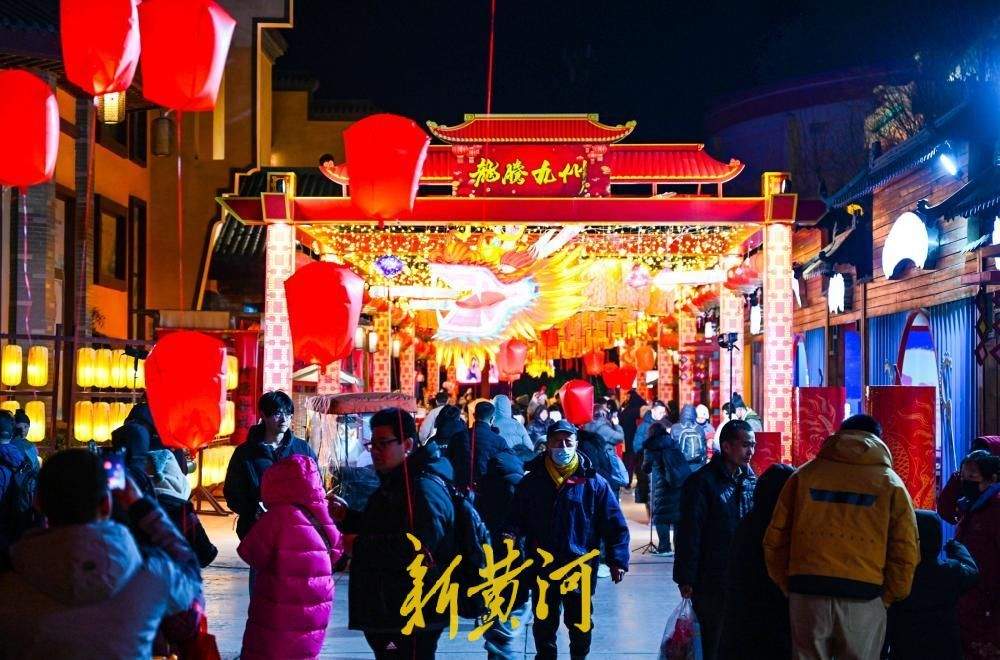 新春灯会国潮市集引游人，沉浸体验传统年味