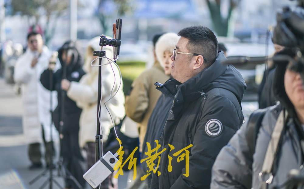 艺考大幕拉开 济南考点外自媒体直播吸引生源