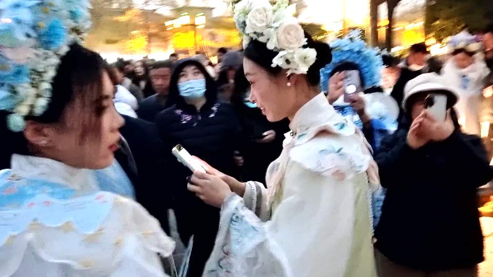 大明湖畔“夏雨荷”亮灯盛景，大批游客共赴美丽之约