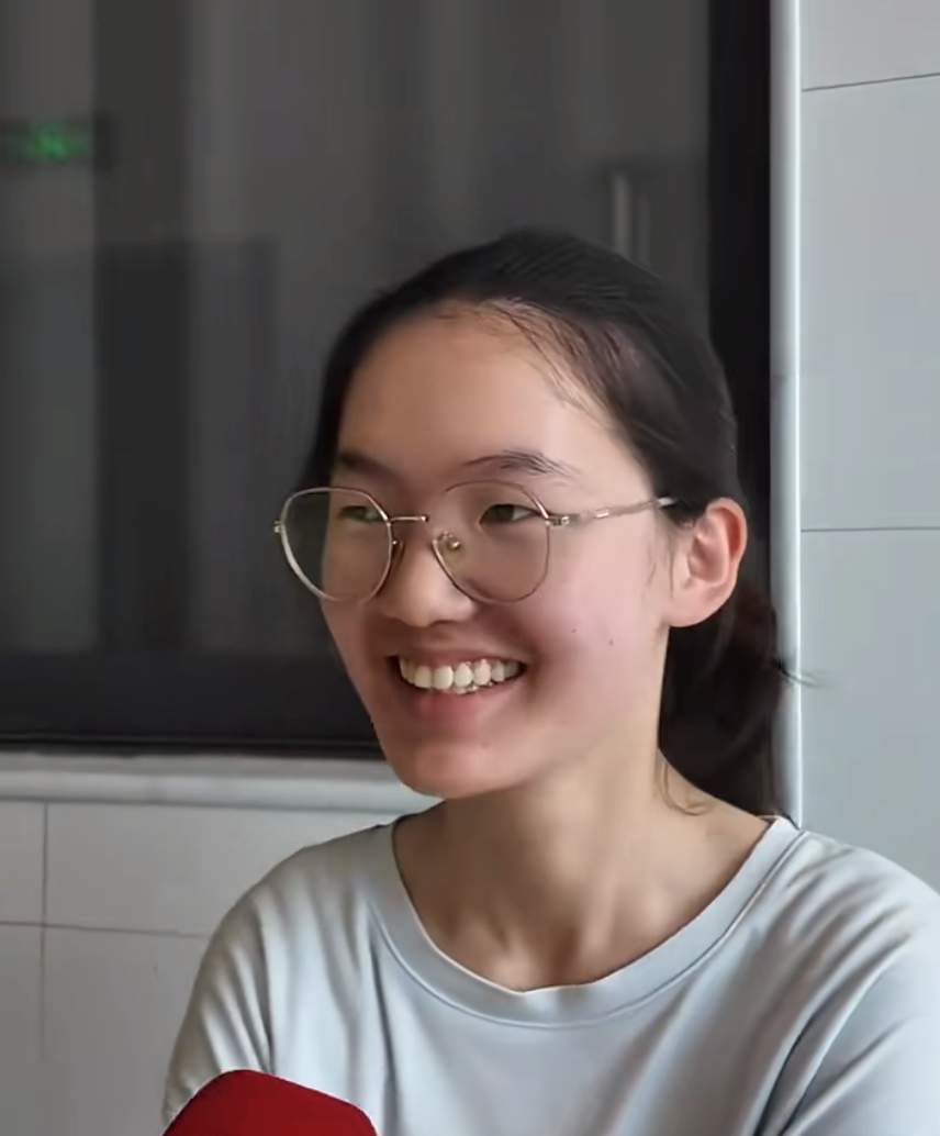 浙江阿姨资助12年的河南女孩，高考699分！