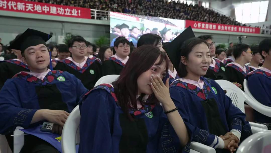 食堂阿姨毕业典礼上脱稿发言 我们为何眼泛泪花