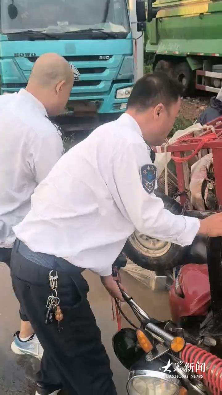 济南：积水路段三轮车侧翻，一群陌生人挺身而出