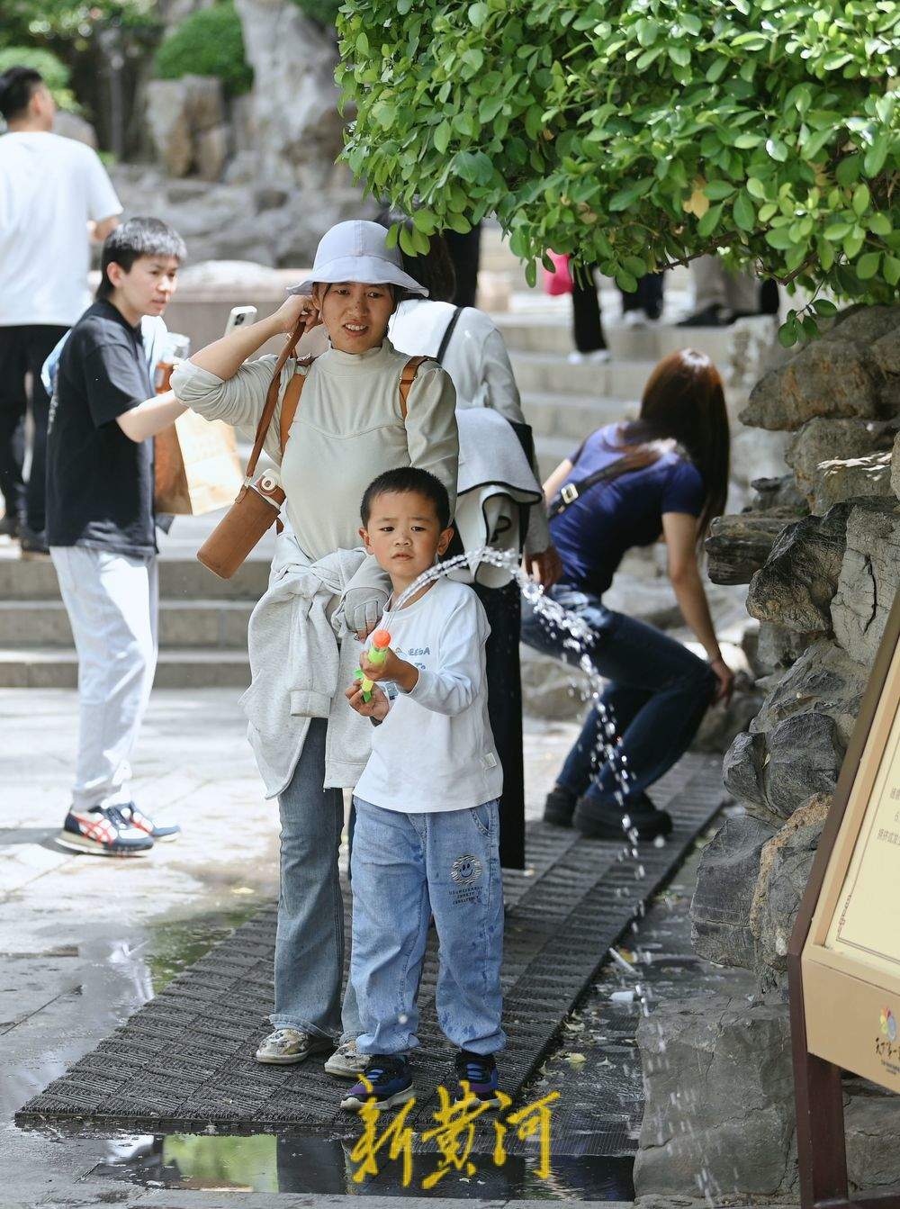 “初夏感”满满，市民护城河畔漫步享清凉