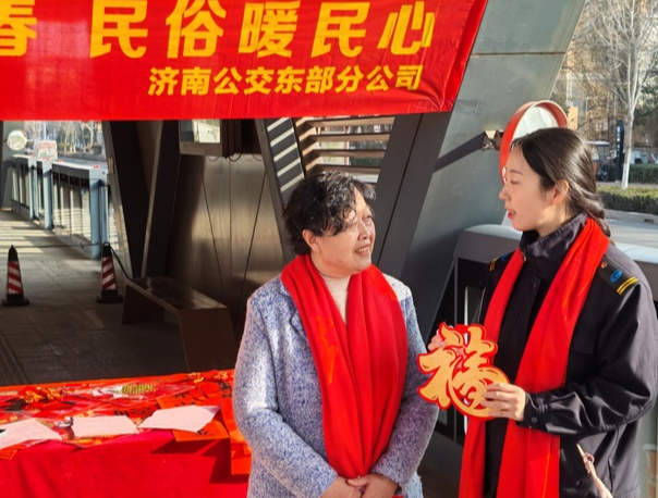 公交站台变身“民俗会客厅”， 济南公交与市民乘客的一场年味“偶遇”