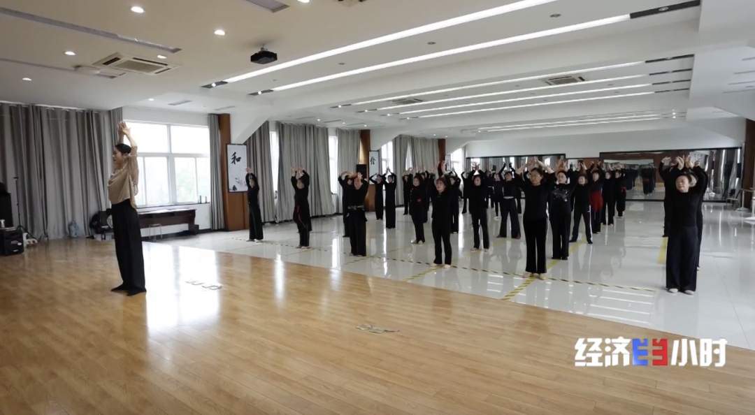 “银发族”爱上校园生活 老年大学一“位”难求