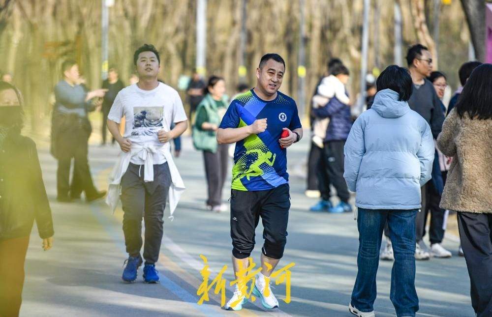 气温骤升至20℃,济南森林公园昨日上演“冬夏同框”