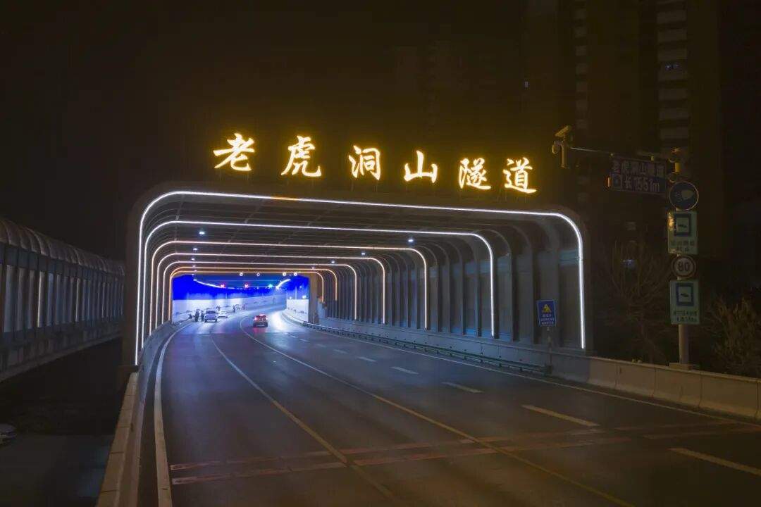 济南隧道里多了块“守护板” ！