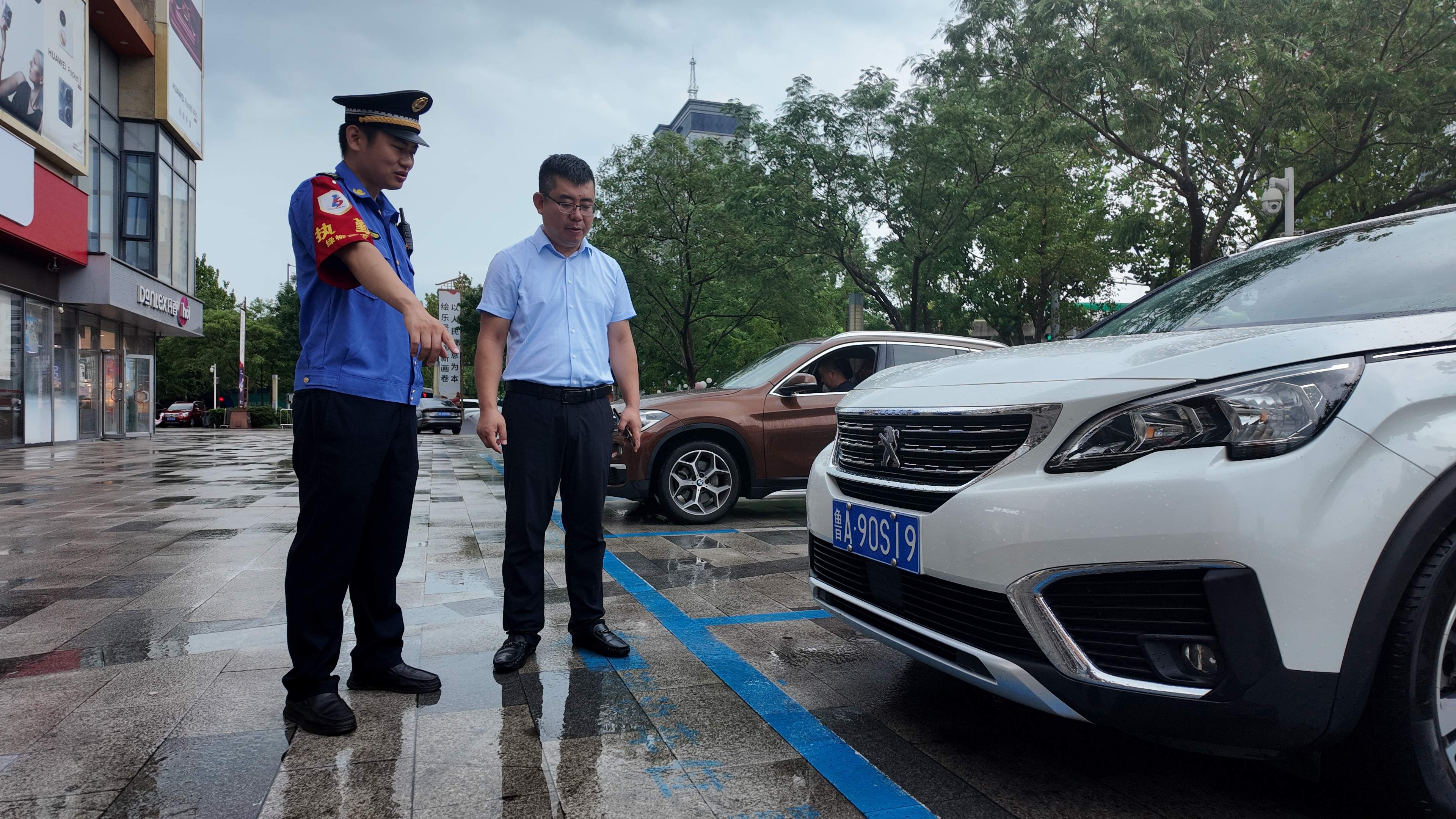 融媒·见证丨空间不够怎么办？商业资源来置换——老社区的“停车魔术”