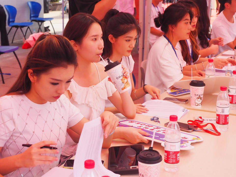 山东艺术学院新生报到，新生和接待的师姐们都颜值爆表