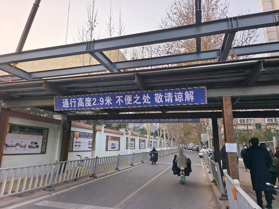 济南山师北街新建过街天桥，方便了学生也便利了过往车辆