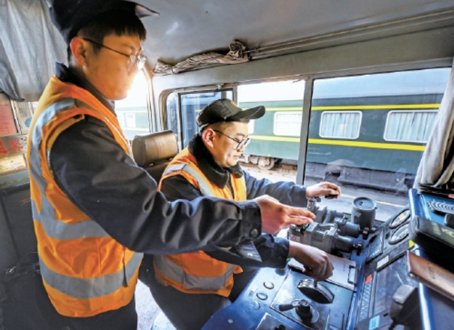 探访繁忙春运期间站场里的调车人：“穿针引线”，在“慢”中分毫不差