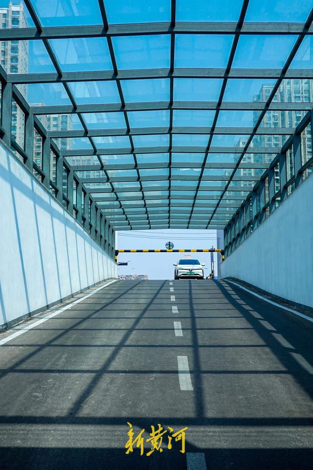 给噪音“加个罩”！济南火车站北广场出入口装上透明“静音墙”