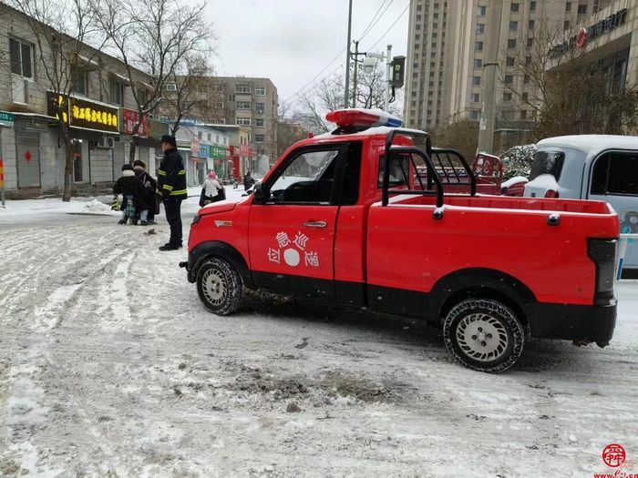 彻夜清雪 天桥出动1300余人次环卫人员保出行