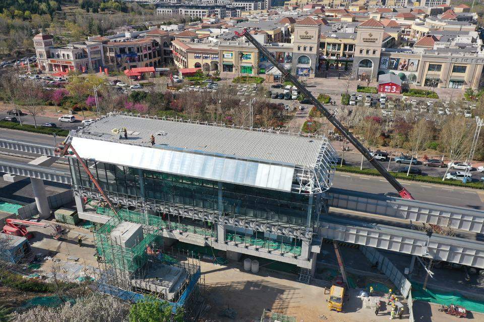 “钢筋铁骨”造型简洁，济南云巴沿线车站建设正酣