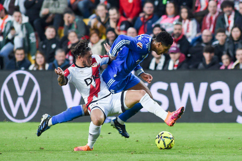 西甲综合：莱万“戴帽” 巴萨客场告捷紧追皇马