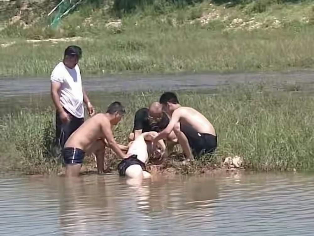 在玉符河四位市民合力救援溺水男子，第三位施救市民已找到！也是济南“老师儿”！