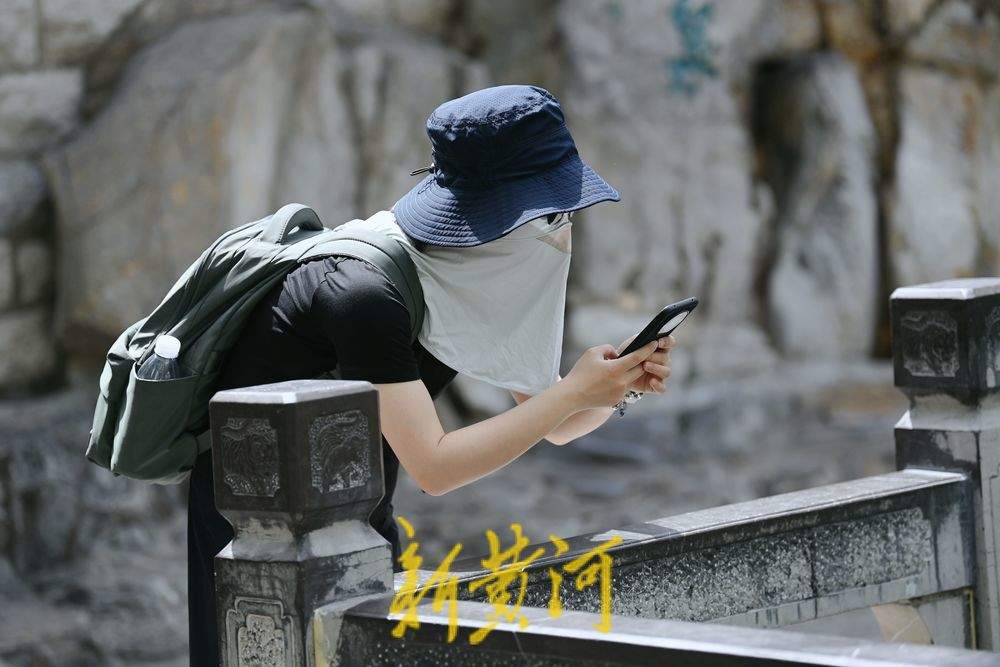 “初夏感”满满，市民护城河畔漫步享清凉