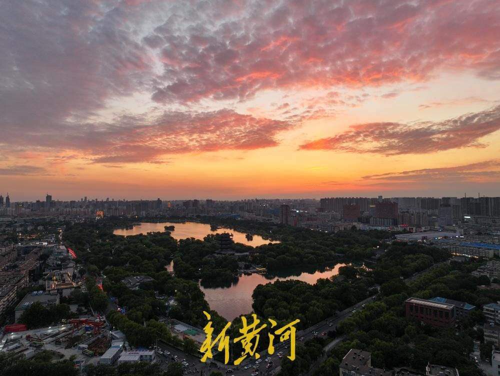 云烧天际千重火，湖纳黄昏万缕红