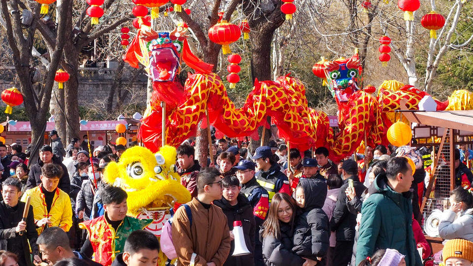 龙狮起舞闹元宵，大明湖畔热闹非凡